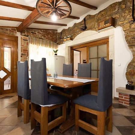 Holiday House Hana Ровин Екстериор снимка