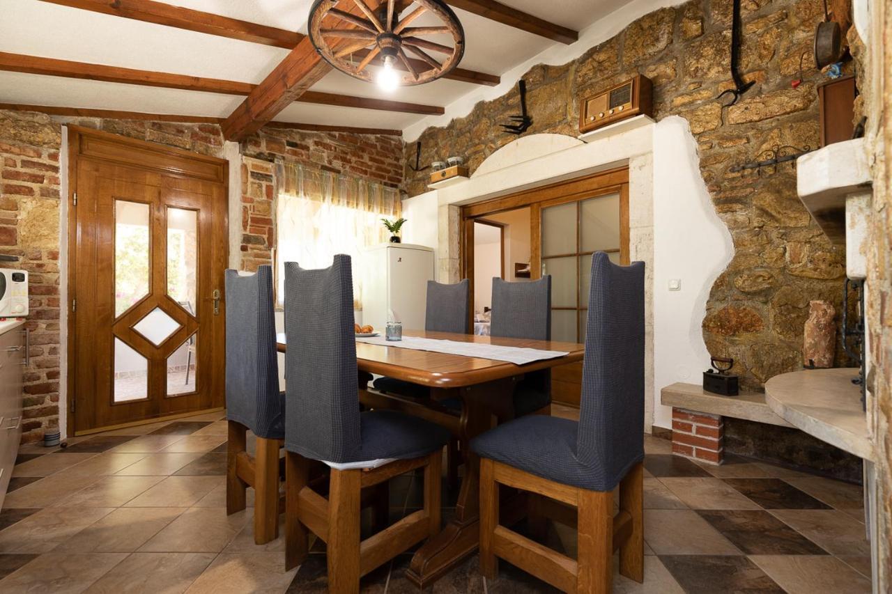 Holiday House Hana Ровин Екстериор снимка
