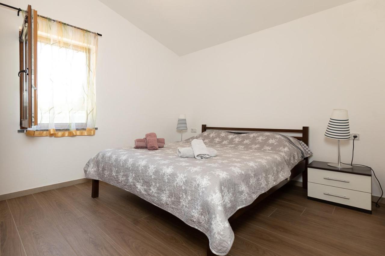 Holiday House Hana Ровин Екстериор снимка