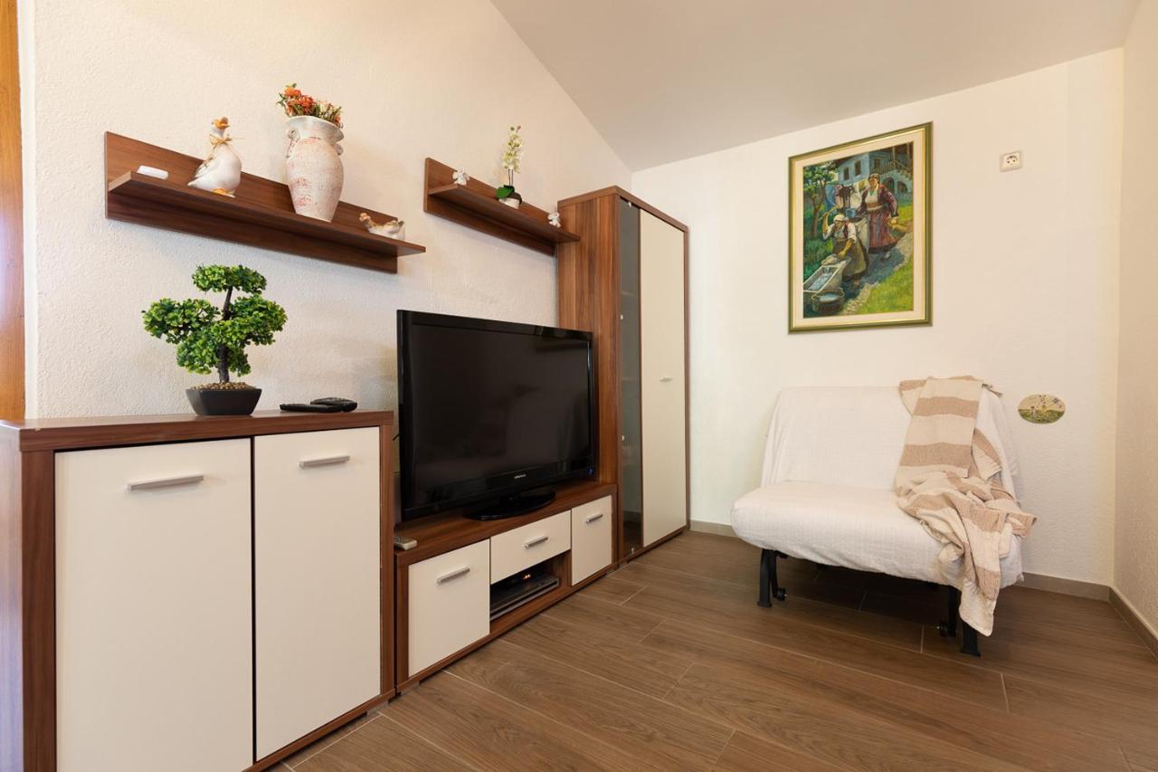 Holiday House Hana Ровин Екстериор снимка