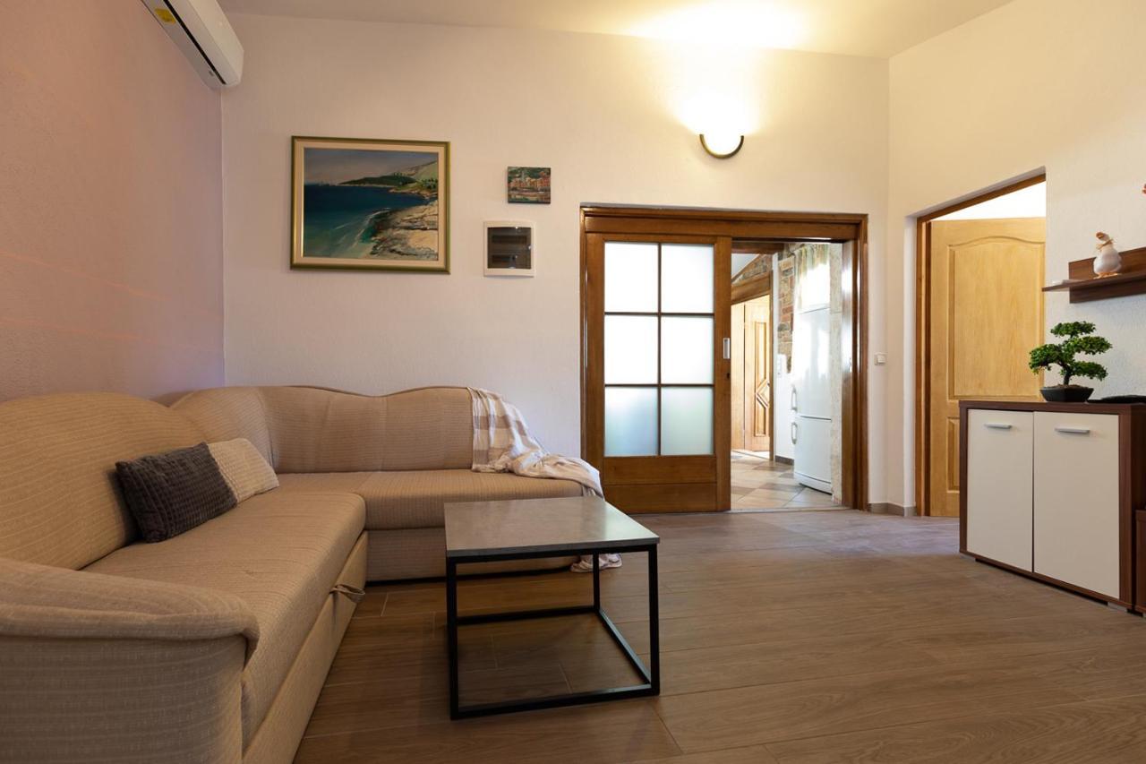 Holiday House Hana Ровин Екстериор снимка