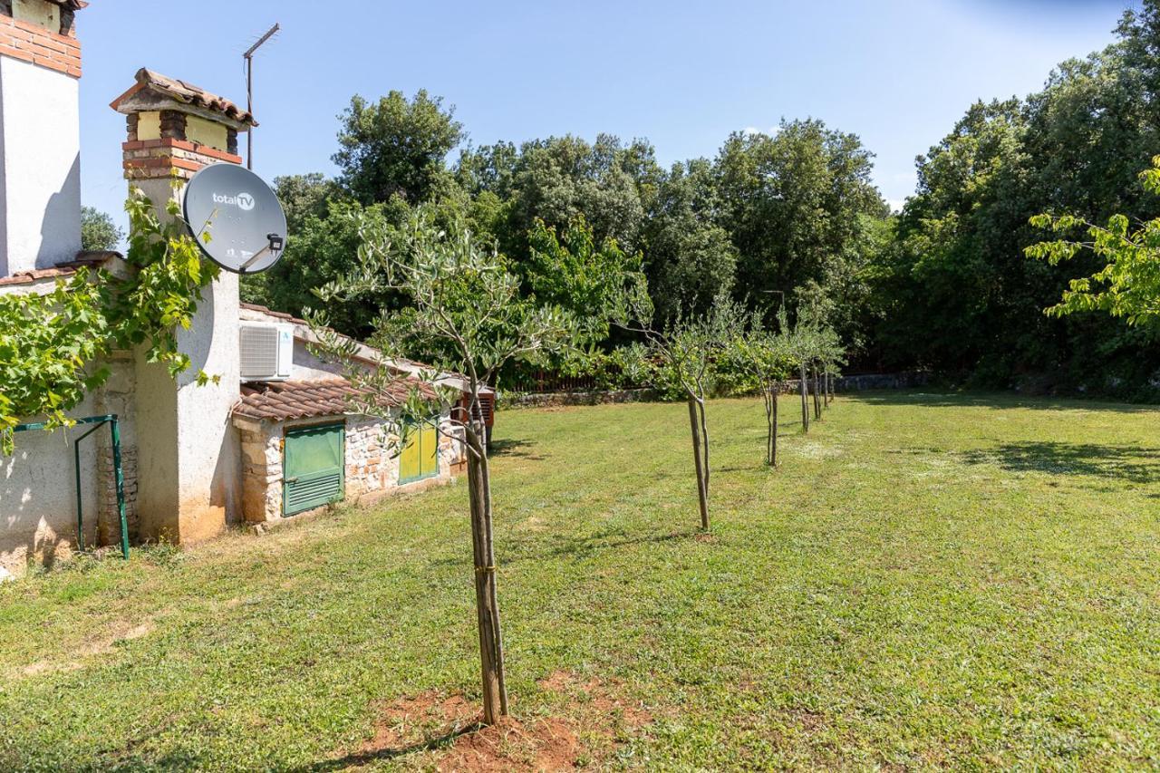 Holiday House Hana Ровин Екстериор снимка