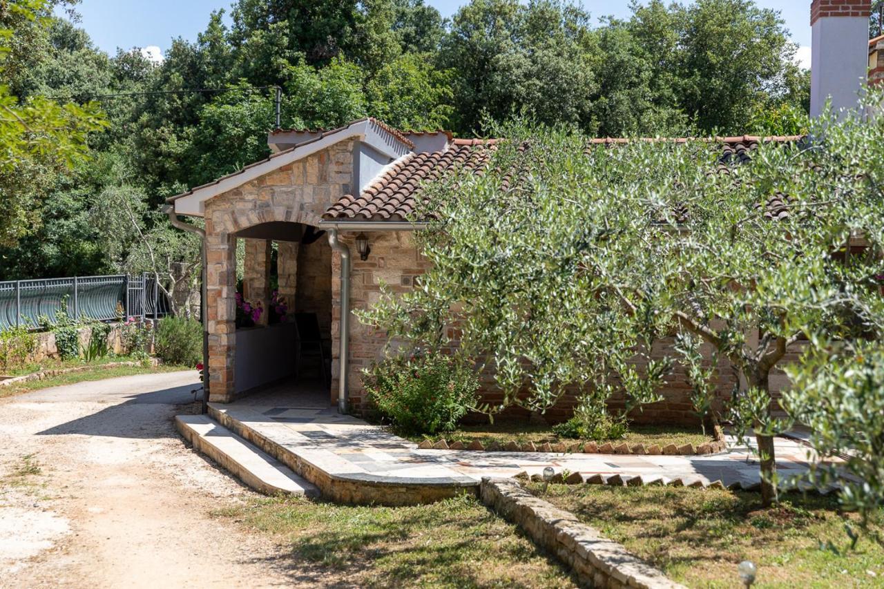 Holiday House Hana Ровин Екстериор снимка
