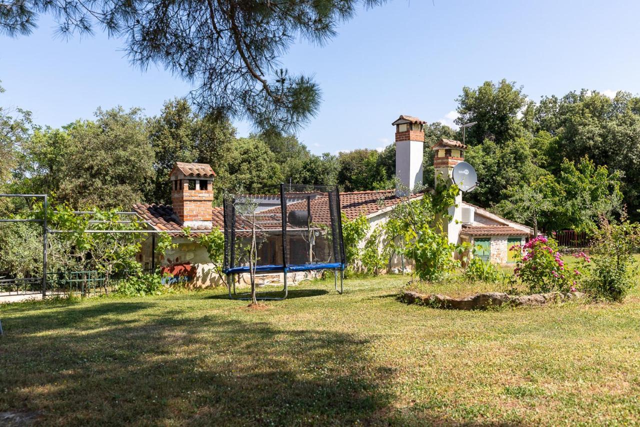 Holiday House Hana Ровин Екстериор снимка