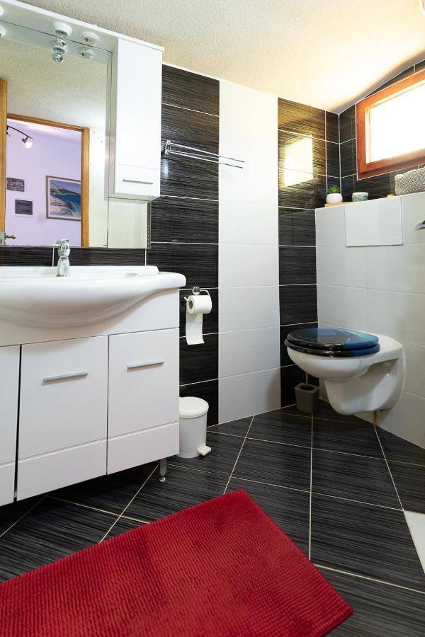 Holiday House Hana Ровин Екстериор снимка