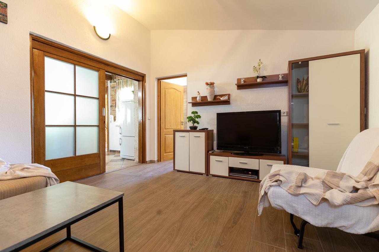 Holiday House Hana Ровин Екстериор снимка