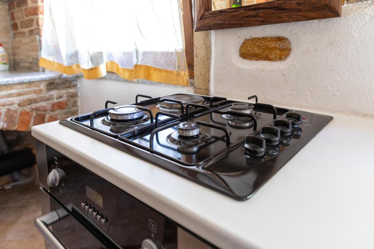 Holiday House Hana Ровин Екстериор снимка