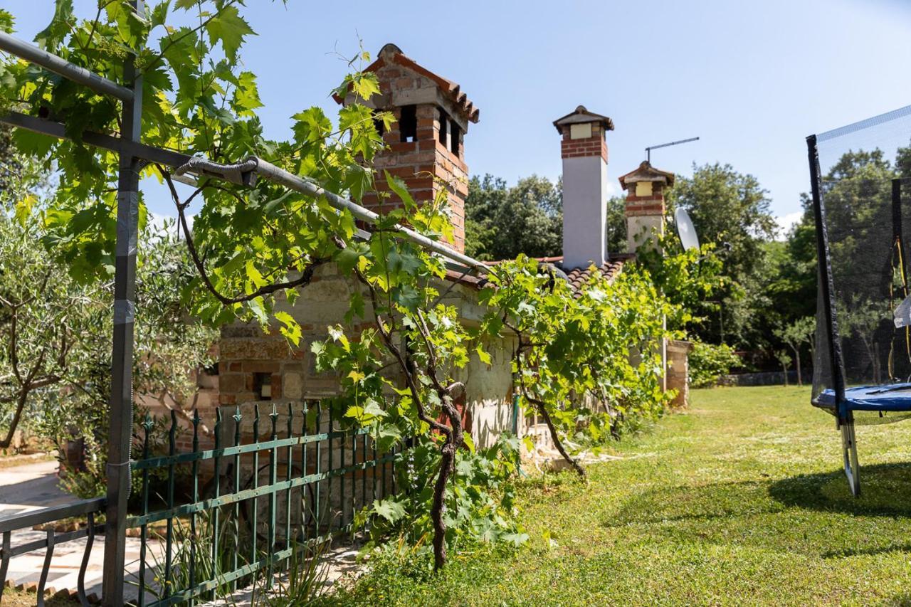 Holiday House Hana Ровин Екстериор снимка