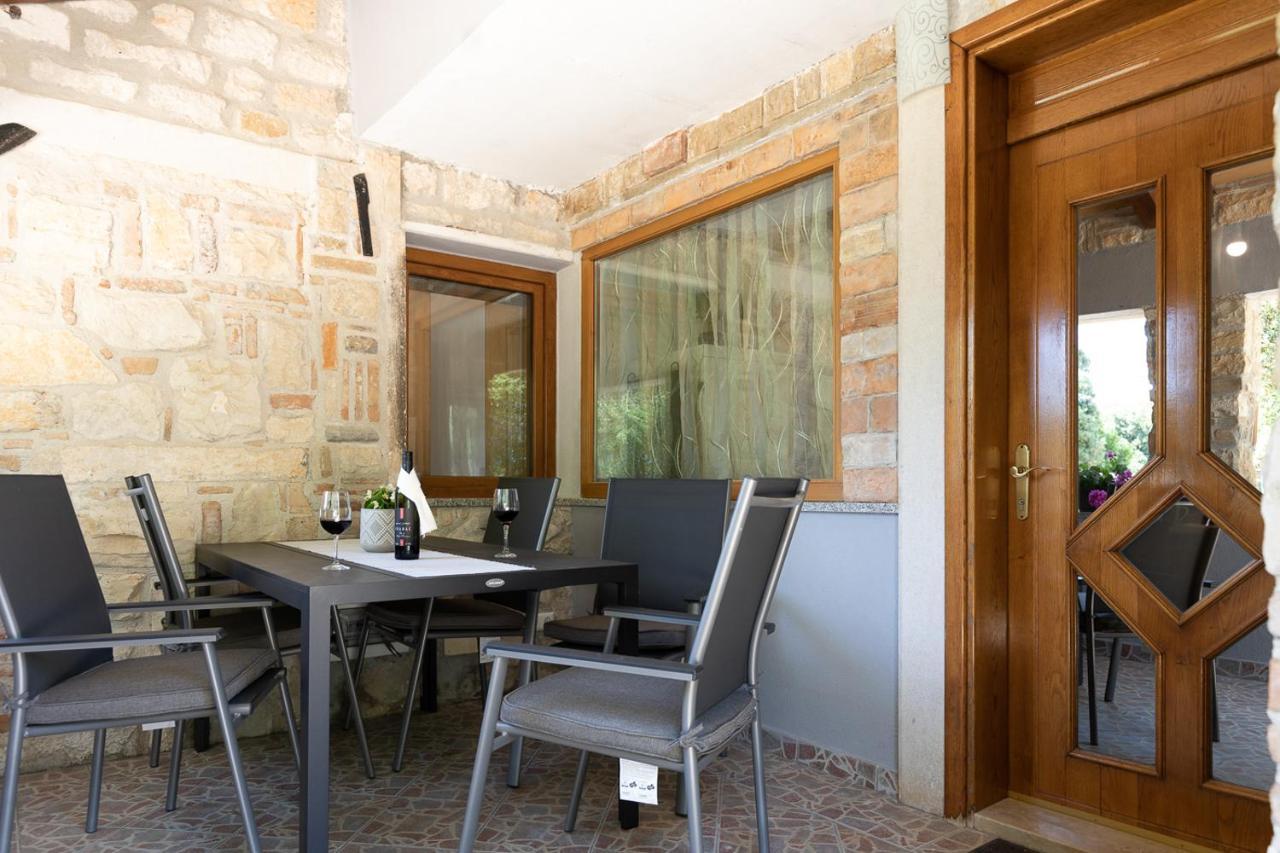 Holiday House Hana Ровин Екстериор снимка