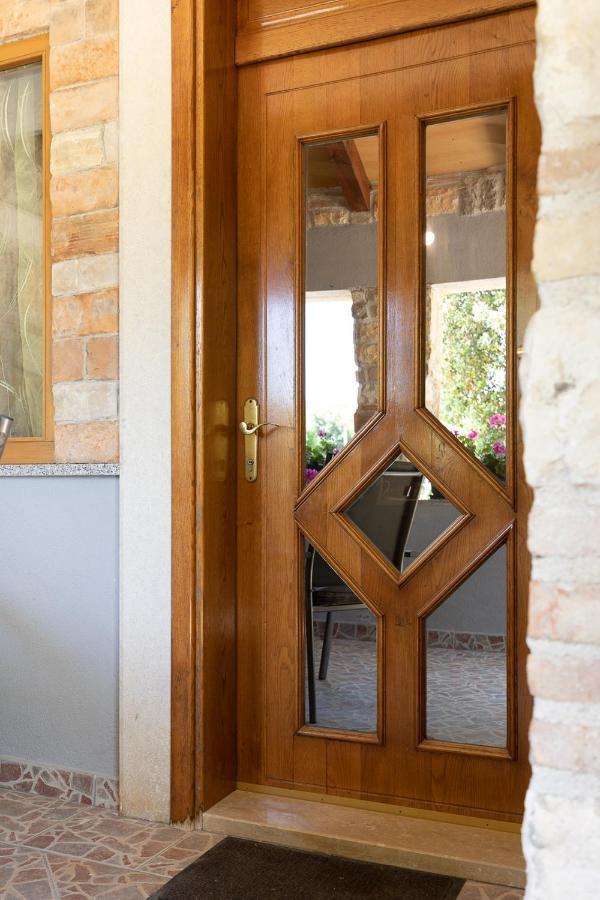 Holiday House Hana Ровин Екстериор снимка