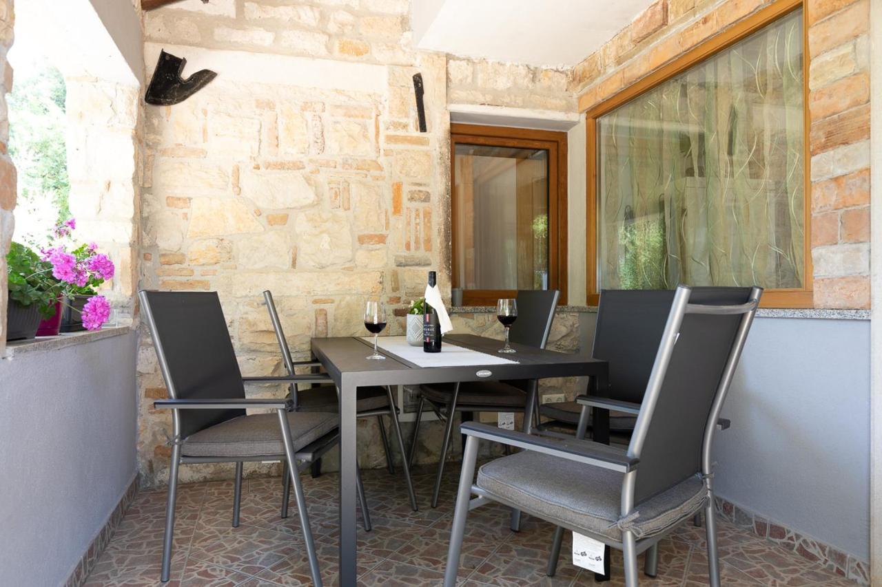 Holiday House Hana Ровин Екстериор снимка